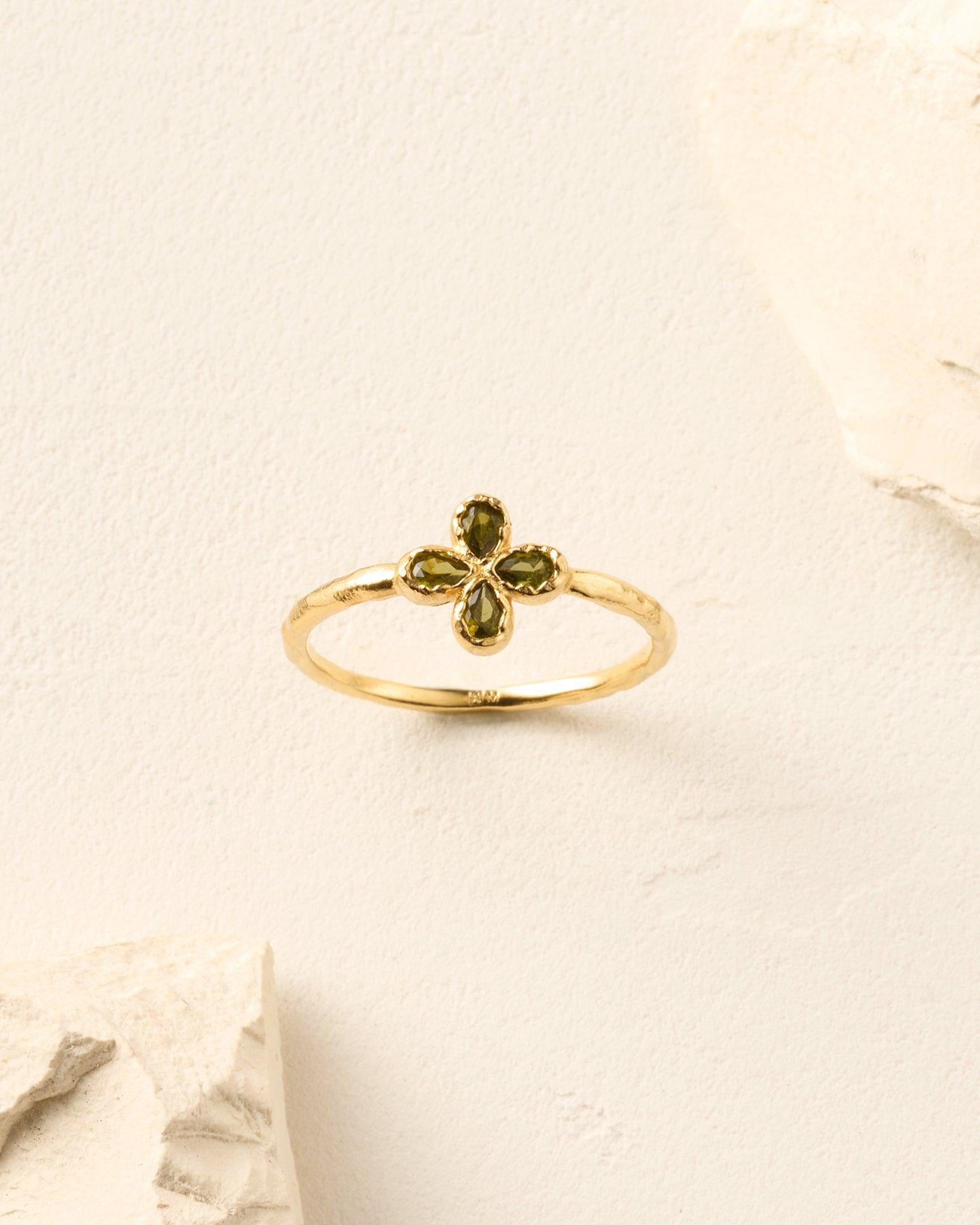 Fausta Mini Ring: Gold band with four deep green, pear-cut stones forming a clover.
