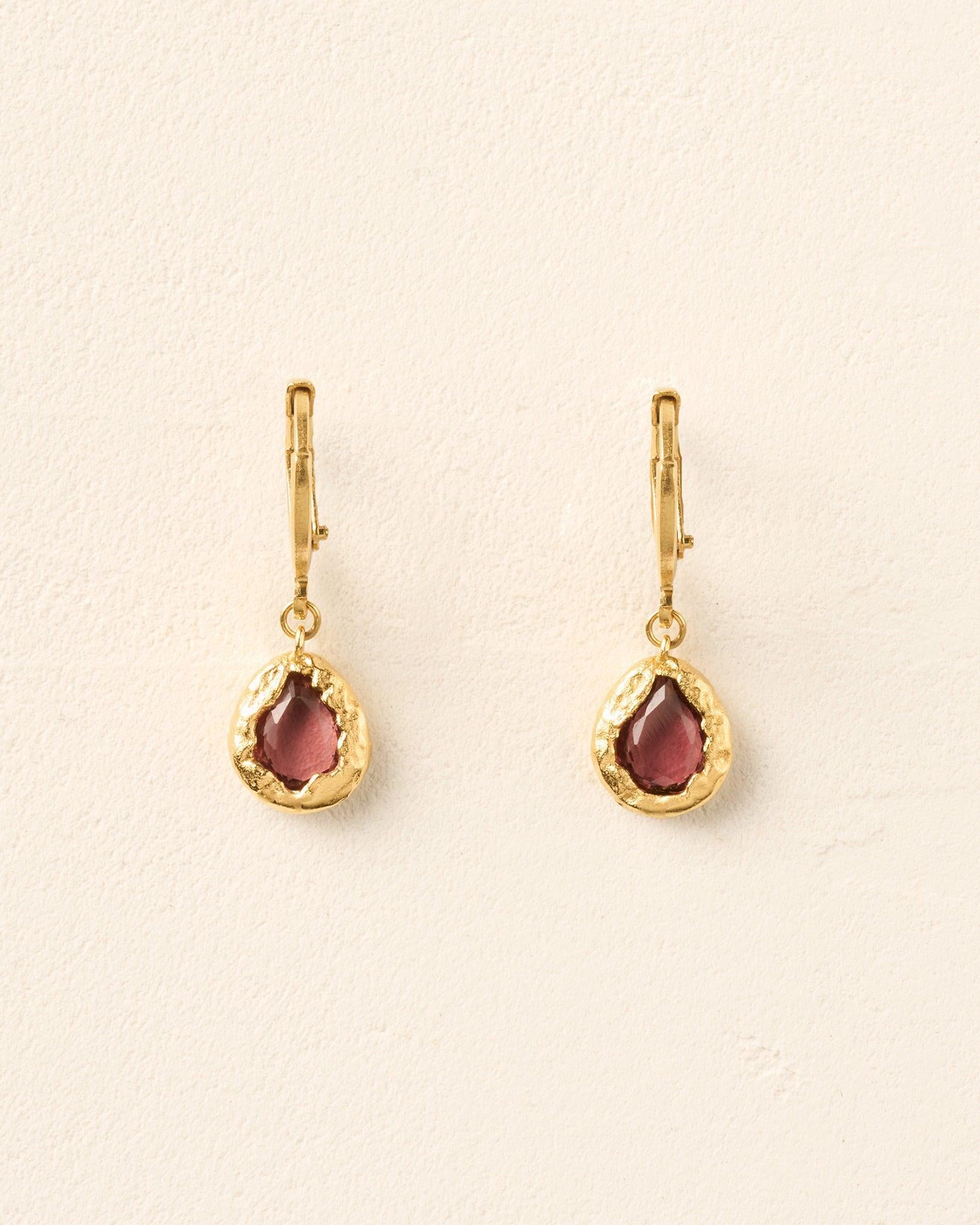 Orecchini pendenti Lysia rosewood su piccoli cerchi dorati, con montature dorate testurizzate.