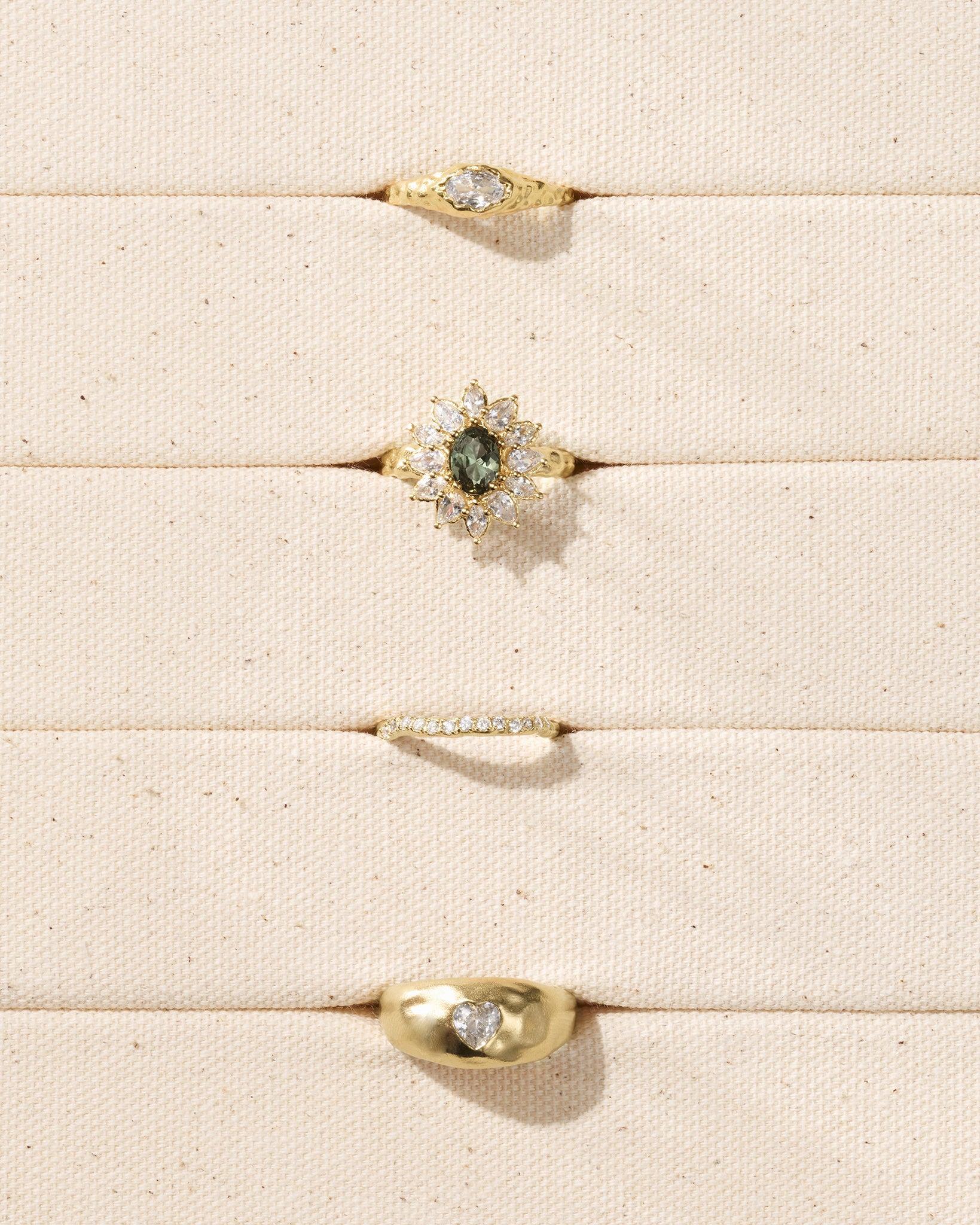 Bague cocktail Calia : pierre centrale bleu-vert, pierres claires taillées en poire, anneau doré martelé.