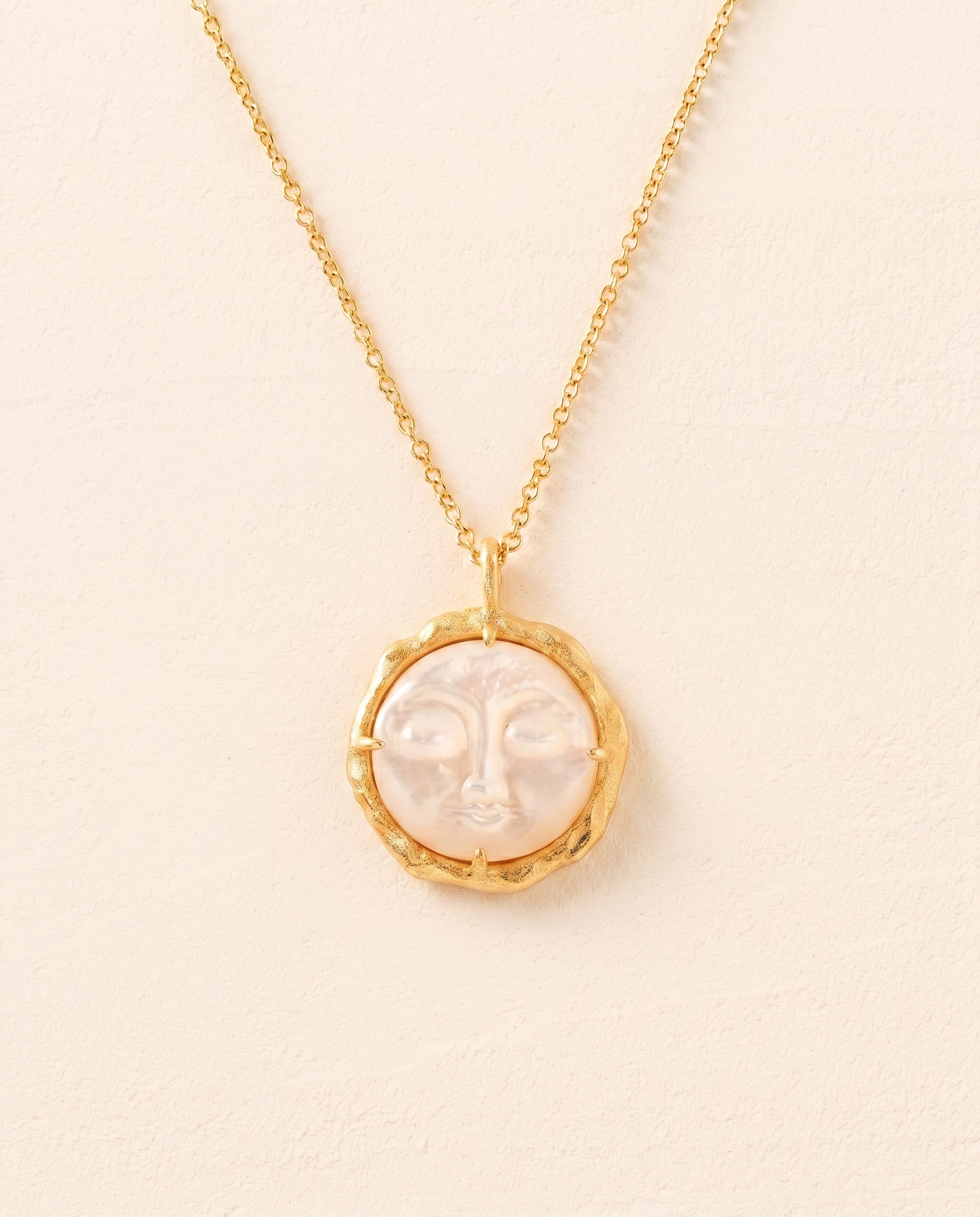Collana Hëna