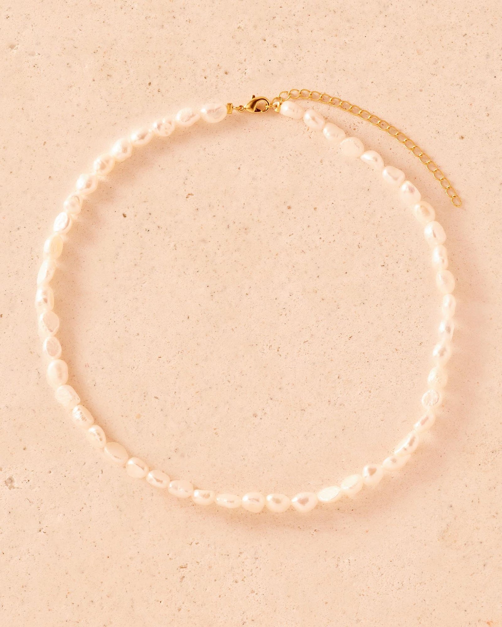 Dainty Estée choker with irregular white pearls and a gold chain extender.