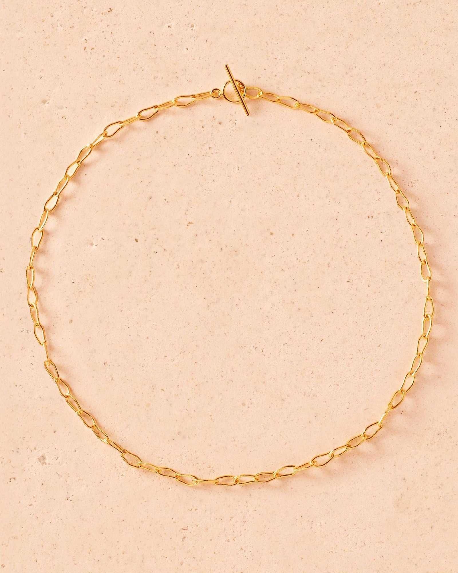 Gold Horace mini choker with intertwined links and sleek toggle clasp.