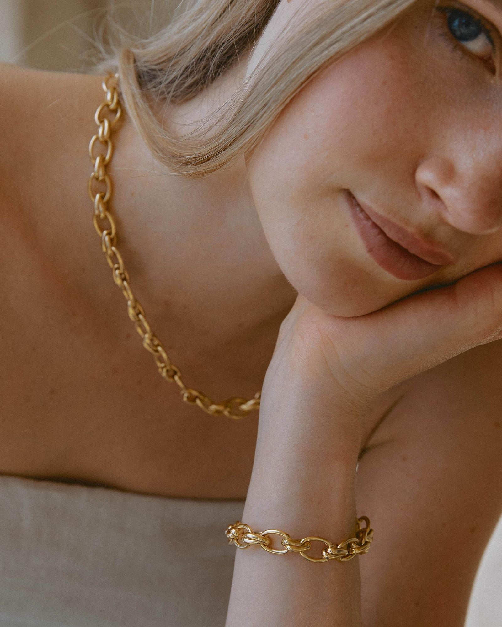 Gold Alessia rolo chain bracelet with alternating single and double links on a woman's wrist.